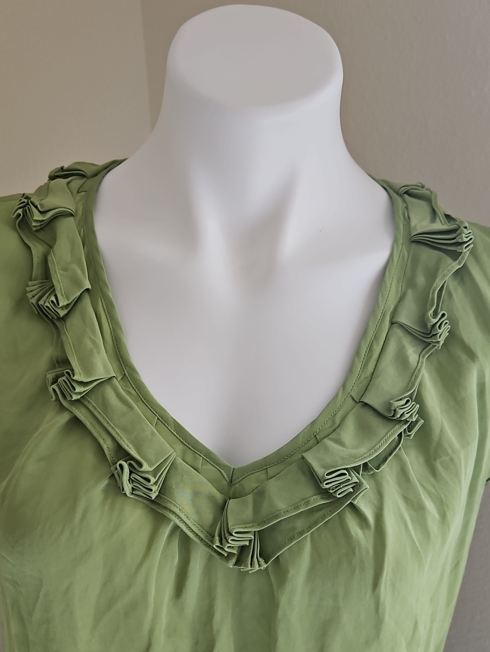 Talbots Silk Green V-Neck Ruffle Trim Top Size 6 - Picture 7 of 7